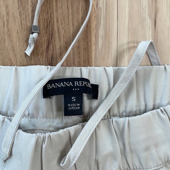 Banana Republic Super Soft Cargo Jogger - Transition Cream - Small. NWOT - Picture 7 of 10